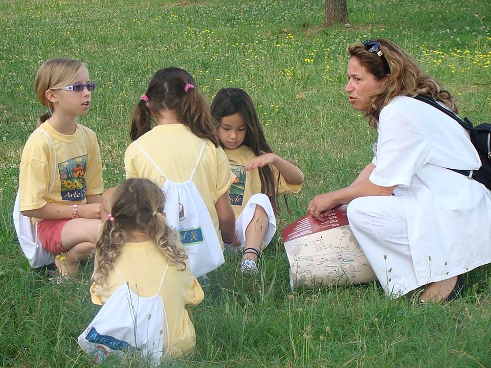Vittoria Calafati with a group of children in Lucca